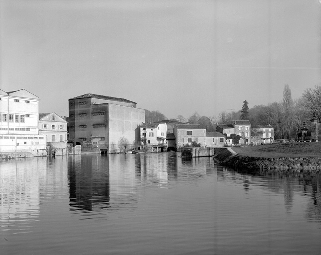 Vue sur l'ancienne minoterie de Jarnac, transformée en chais.
