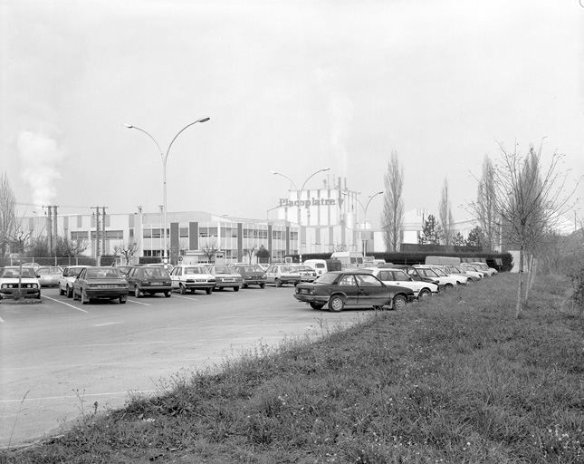 Parking et bureaux vus du sud