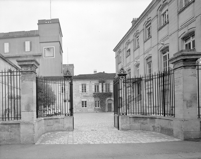 Entrée vers les bureaux et cour.