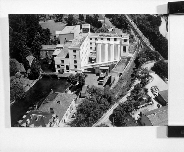 Vue aérienne de l'usine; publicité faite par Solaire Photos.