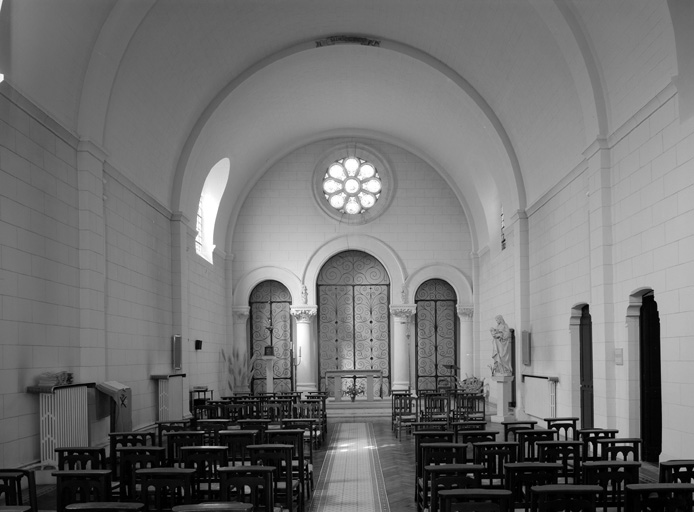 Intérieur de la chapelle, vue vers le choeur.