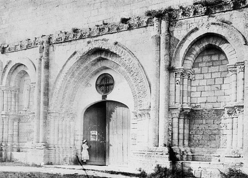 Eglise, façade, partie inférieure.