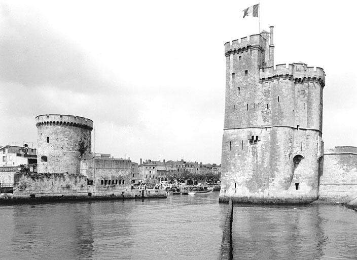 Vue générale sud-est des tours d'entrée du port.