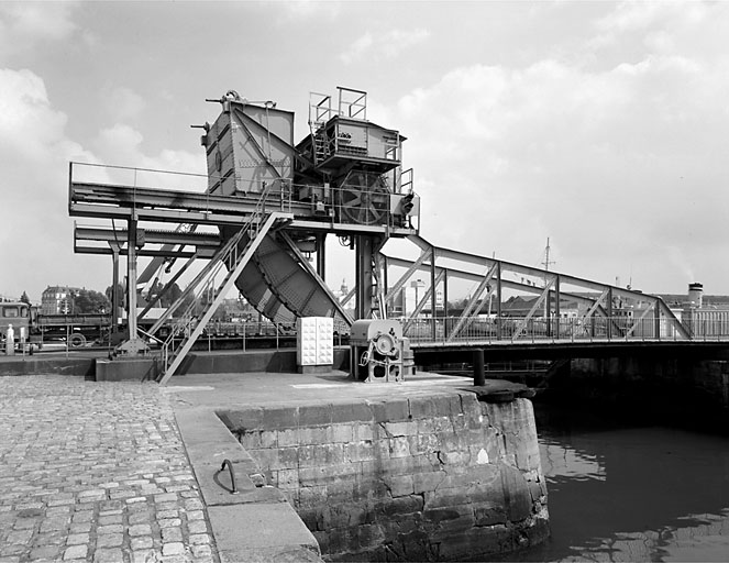 Pont-levis entre le bassin extérieur et l'avant port, vu depuis l'ouest.