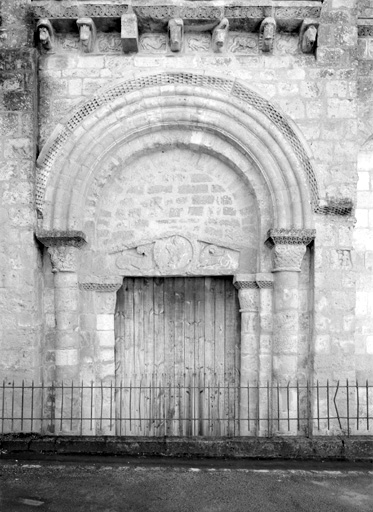 Façade ouest, portail.