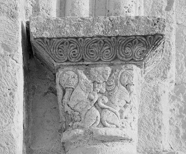 Façade ouest, portail, chapiteau de gauche.