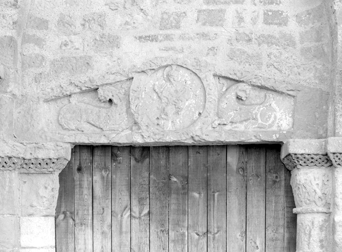 Façade ouest, portail, linteau en bâtière.