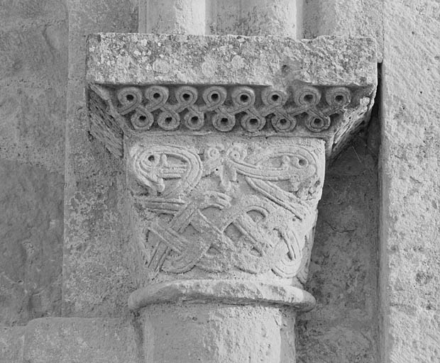 Façade ouest, portail, chapiteau de droite.