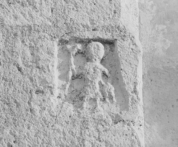 Façade ouest, contrefort de droite, relief.