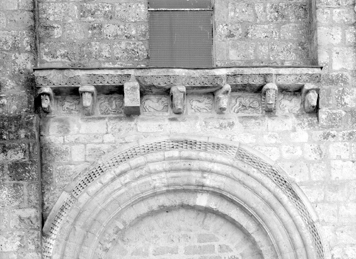 Façade ouest, corniche.
