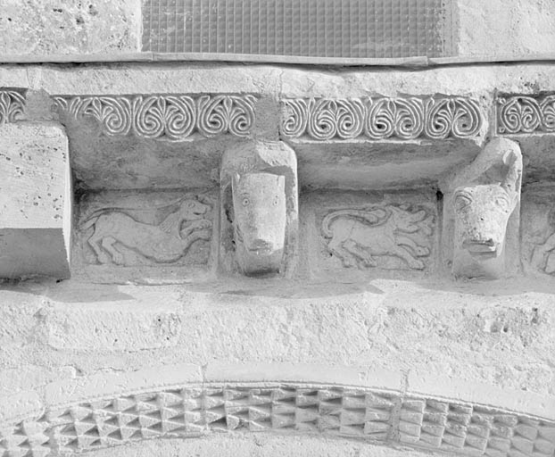Façade ouest, corniche, partie centrale, modillons 4 et 5, métopes 3 et 4.
