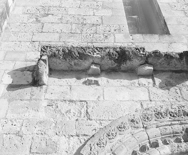 Bras sud du transept, corniche, partie gauche.