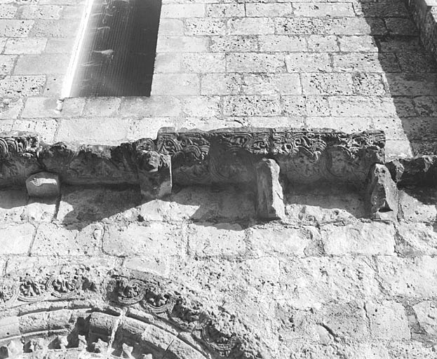 Bras sud du transept, corniche, partie droite.