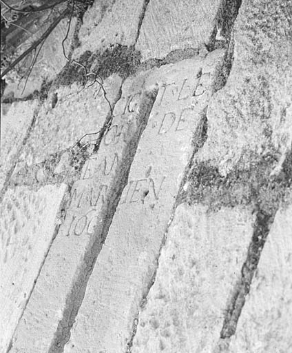 Bras sud du transept, extérieur côté ouest, remploi d'un fragment de dalle funéraire.