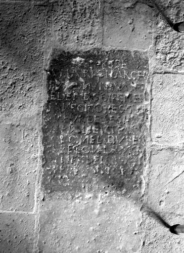 Bras nord du transept, intérieur, dalle funéraire.