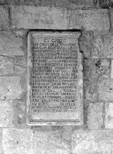 Bras sud du transept, intérieur, mur est, dalle funéraire.