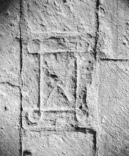 Bras sud du transept, intérieur, mur est, remploi sculpté.