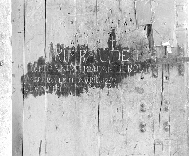 Bras sud du transept, intérieur, porte sud, graffiti.