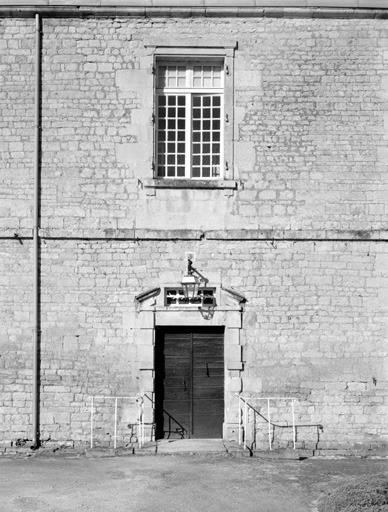 Elévation est, porte du corps central.