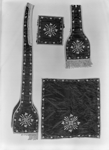 Etole, manipule, voile de calice, bourse.