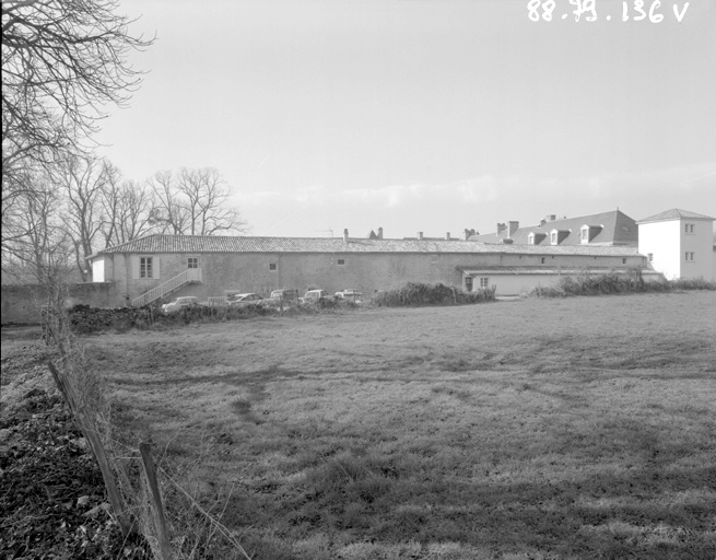 Communs, élévation nord.