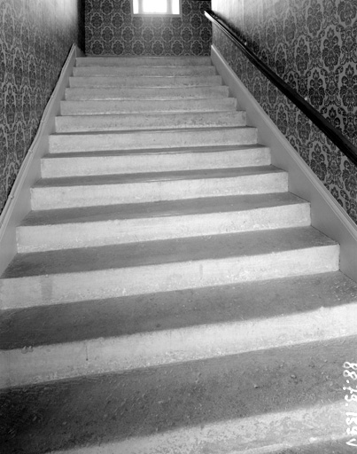 Corps central, escalier, première volée.