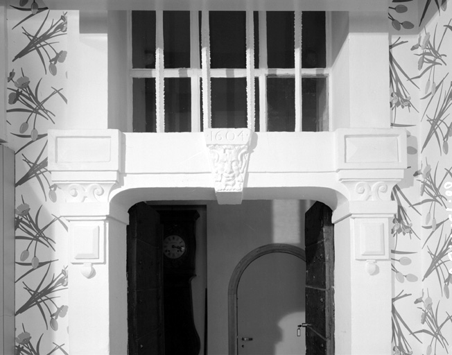 Galerie sud sur cour, porte, aujourd'hui intérieure.