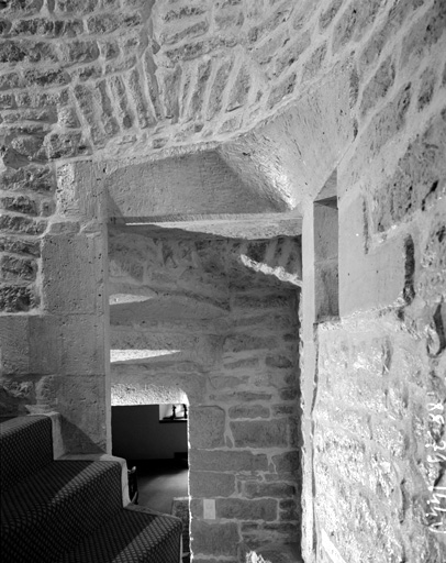 Aile sud, escalier descendant au pavillon d'angle est, linteaux.