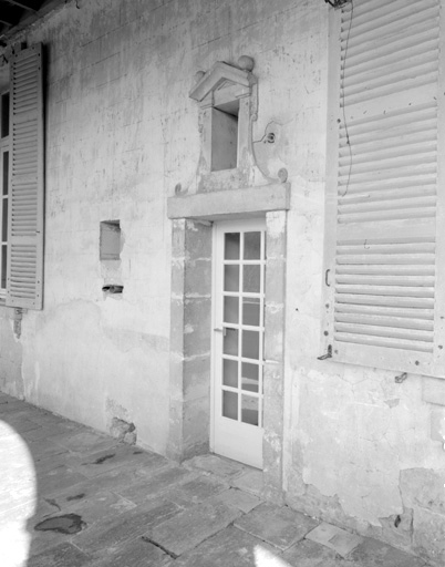 Aile sud, première galerie, porte.