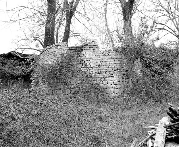 Cour est, remparts, tour.