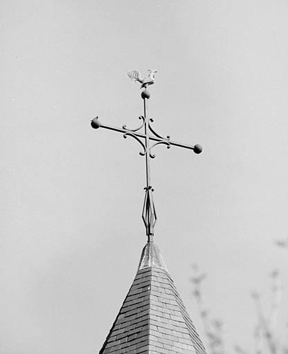 Croix du clocher, girouette en forme de coq.