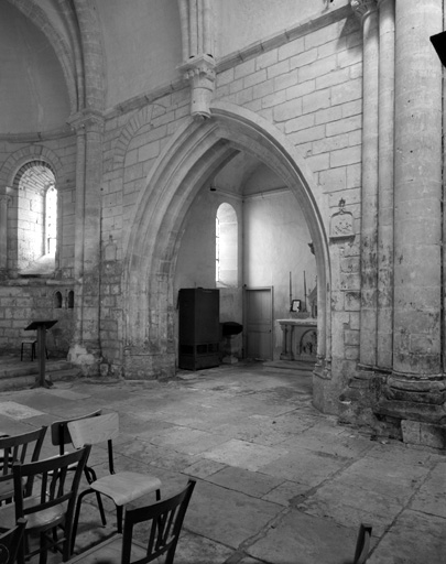 Entrée de la chapelle de droite.