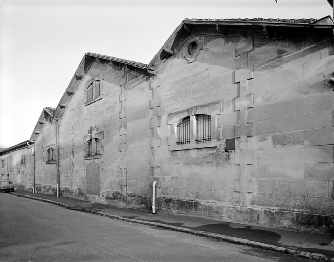 Chai, façade rue Ferdinand Rivière.