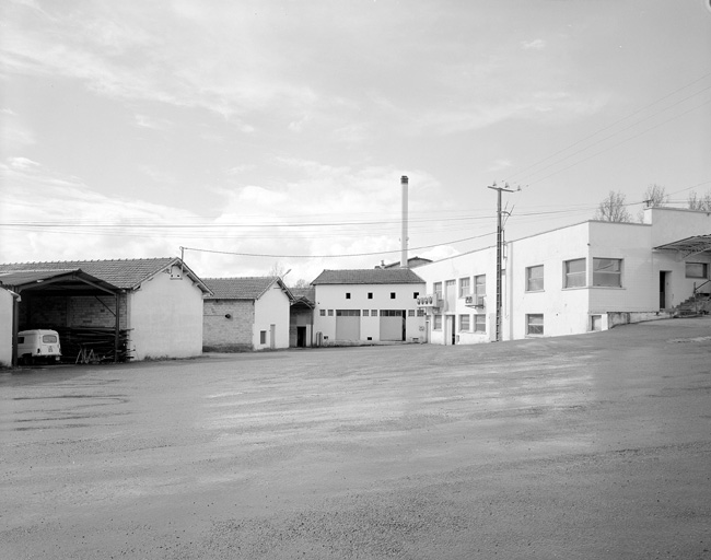 Atelier de fabrication et cour, vus de l'ouest