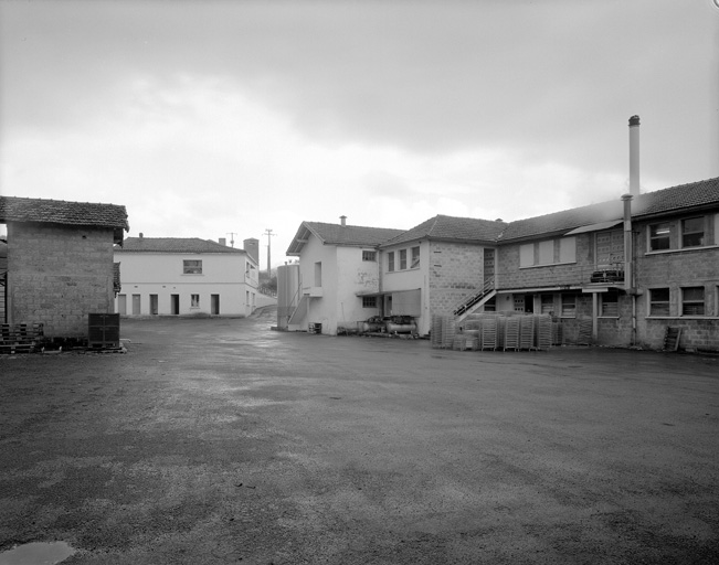 Atelier e fabrication et cour, vus de l'est