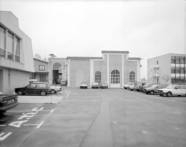 Atelier de réparation, façade.