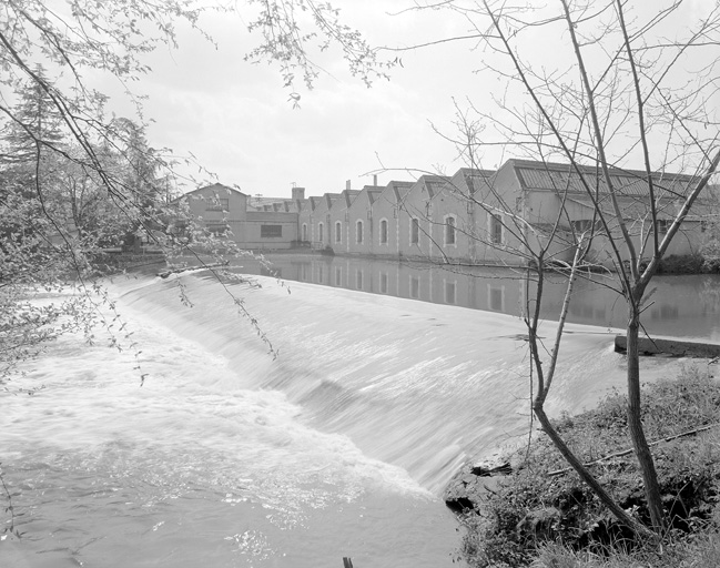 Atelier de fabrication (tissage) et chute d'eau.
