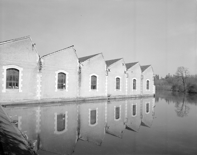 Atelier de fabrication (tissage), façade sur l'eau.