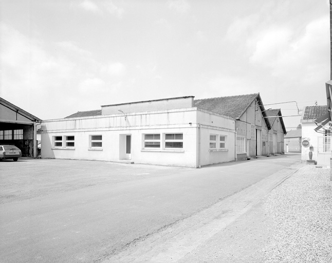 Bureau et magasin, vue de l'entrée.