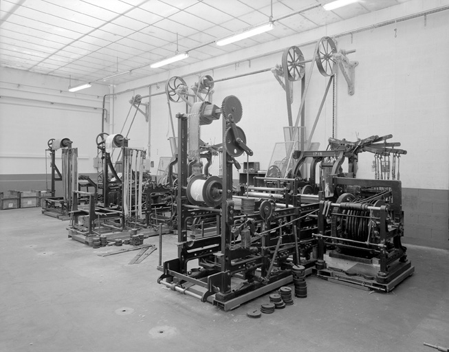 Trois anciens métiers à tisser des courroies de transmission.