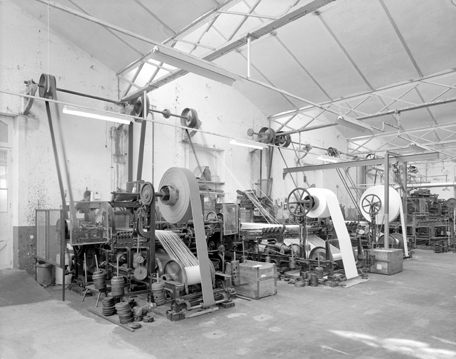 Trois anciens métiers à tisser des courroies de transmission.