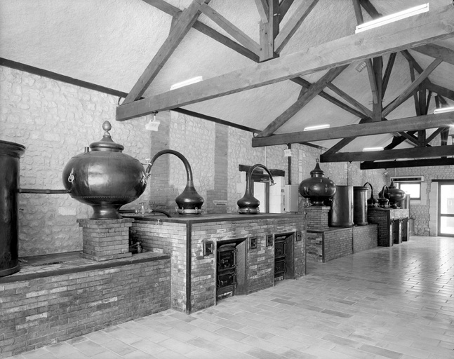 L'intérieur de la distillerie.