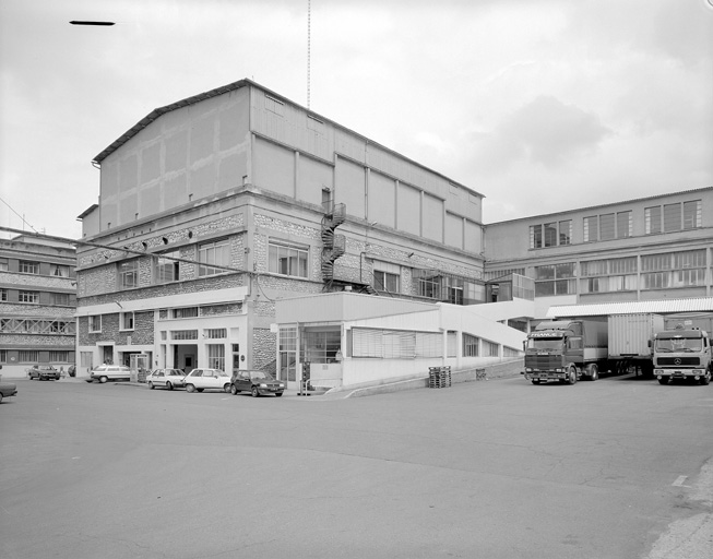 Magasin, cantine et cour, caissage et expédition.