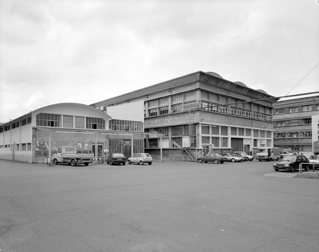 Magasin et bureaux, cour.
