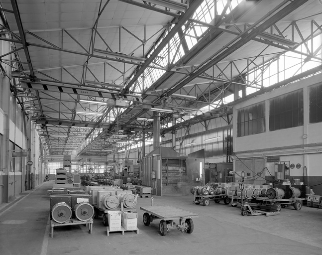 Atelier de fabrication des moteurs, intérieur.