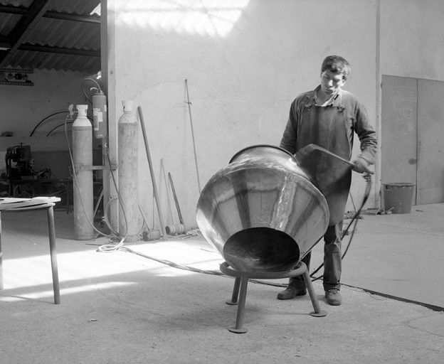 Finition d'un chapiteau.