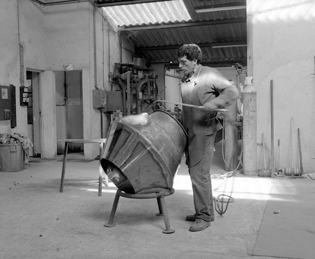 Finition d'un chapiteau.