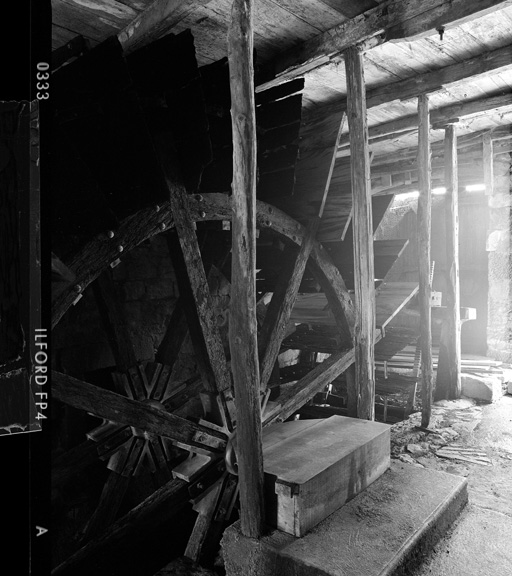 La roue hydraulique.