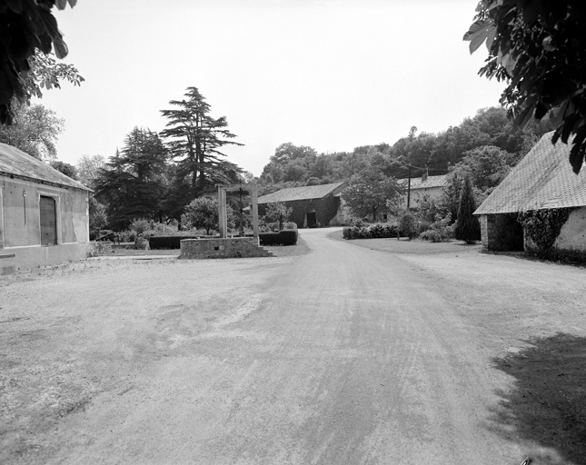 L'ensemble, vu de l'entrée.
