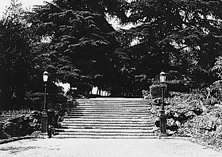 Escalier au sud-ouest de l'esplanade.